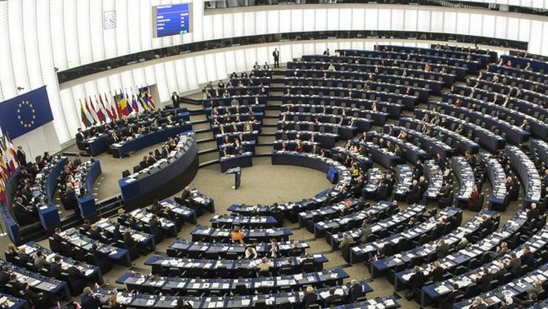 Parlamenti Evropian miraton rezolutën për embargo të menjëhershme të gazit dhe naftës ruse