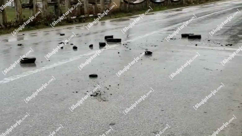  Reshjet me intensitet të lartë, bien masive dherash e gurësh në aksin Berat-Skrapar dhe në qarkun e Dibrës, vështirësi në qarkullim