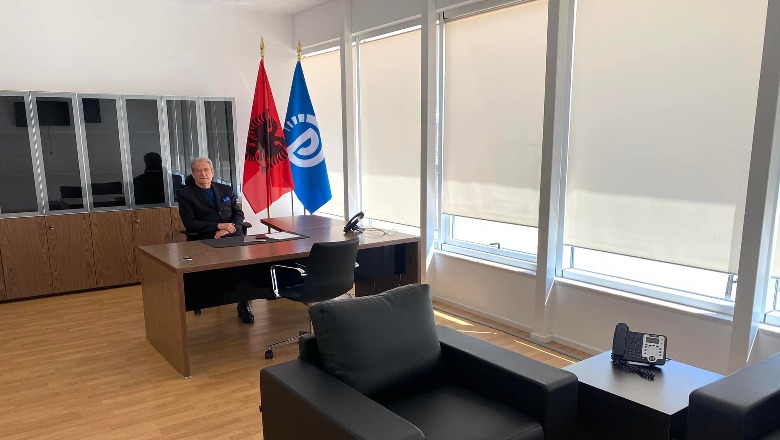FOTO/ Pas largimit të Bashës, Sali Berisha me zyrë të re në PD! Ironia e Bardhit: Kjo është opozita e re! Është e zënë me karriget, s'ka kohë të reagojë! Rama ndihet i tmerruar