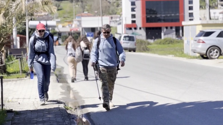 100 km marshim në këmbë nga Kashari në Divjakë, babë e bijë mbledhin 15 mijë € për Mateon e sëmurë