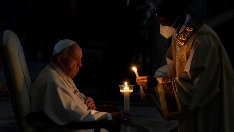 Mesha e pashkëve, Papa mesazhe të forta kundër luftës, uron në ukrainisht: Krishti u ringjall! Në ceremoni disa deputetë ukrainas