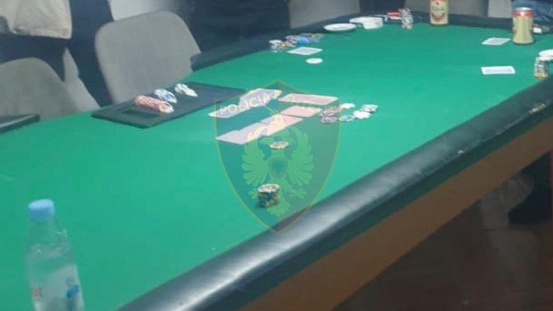 Poker në Berat, policia heton pronarin e lokalit dhe 11 të tjerë! Sekuestrohen çipsat dhe letra e  bixhozit