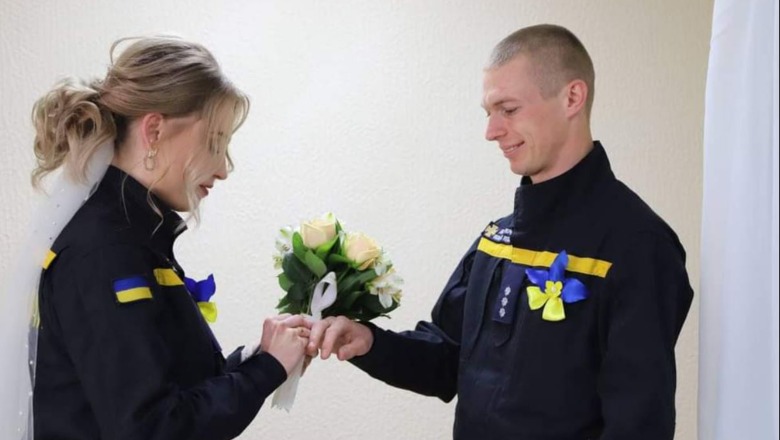 ‘Triumfi i dashurisë mbi vdekjen’, zjarrfikësit ukrainas i thonë ‘po’ përgjithmonë njeri-tjetrit, bombat nuk ndalen 
