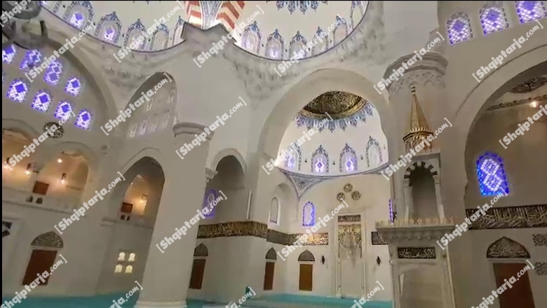 Punimet në Xhaminë e ‘Namazgjasë’ drejt fundit, Report Tv sjell videon, ja si duket nga brenda! 10 mijë  besimtarë do të mund të falin namazin në të njëjtën kohë