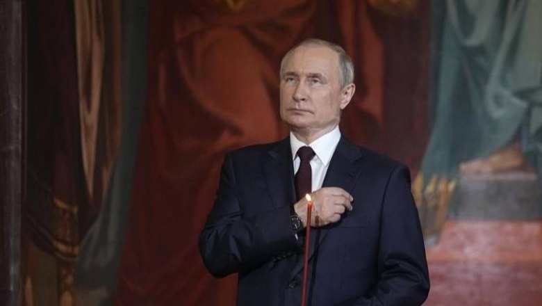 Vladimir Putin merr pjesë në meshën e Pashkëve Ortodokse në Moskë
