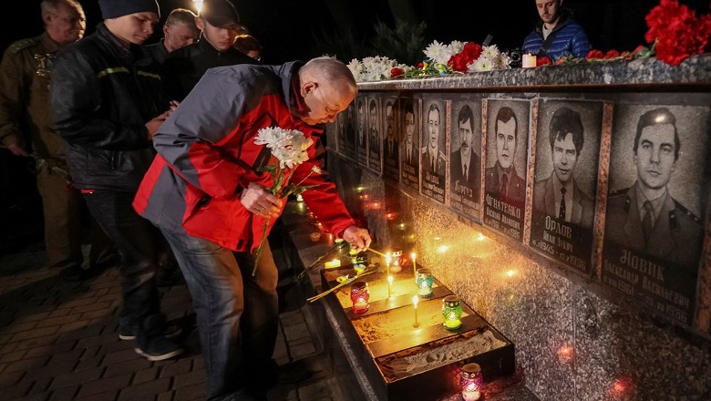 36 vite nga tragjedia e Çernobilit, bombardimet nuk i pengojnë ukrainasit të nderojnë viktimat që humbën jetën (FOTO)