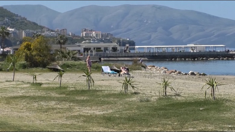Divjaka prezanton ofertën turistike, çelet sezoni! Në Vlorë, mbërrijnë turistët e parë, kritika për ndotjen