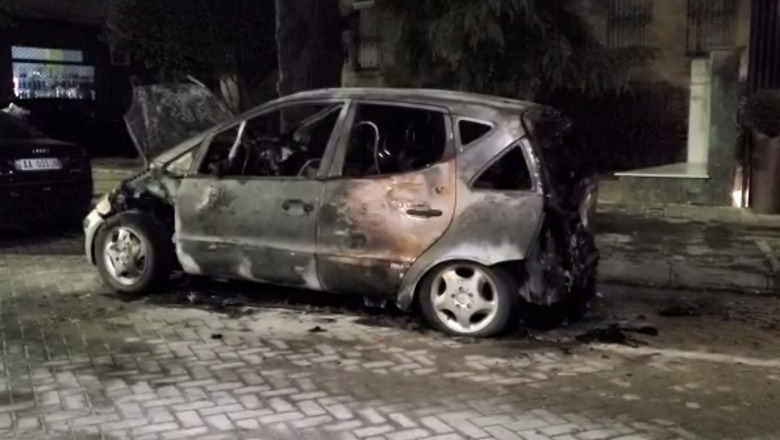 Ishte e parkuar në garazh, shkrumbohet nga flakët një makinë në Vlorë