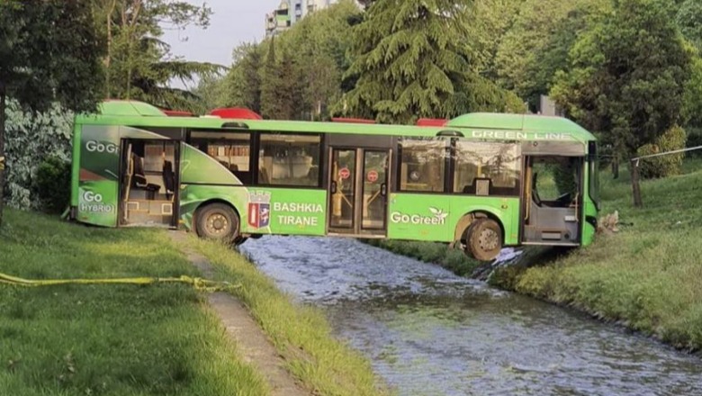 Autobusi në Lanë, gazetari Rusta: Bashkia ta lërë si instalacion për disa muaj, të shërbejë si sensibilizim për shoferët e këmbësorët