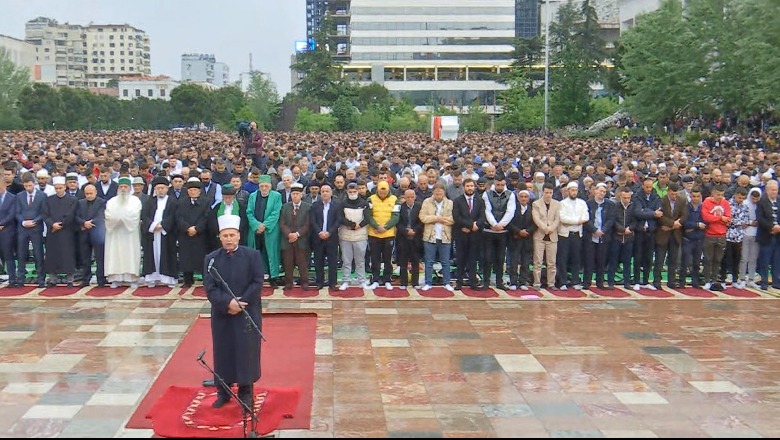 Sot Fitër Bajram, me mijëra besimtarë kremtojnë në të gjithë vendin! Në Tiranë sfidojnë shiun, falin namazin në Sheshin Skënderbej! Kreu i KMSH: Dita e tolerancës dhe paqes