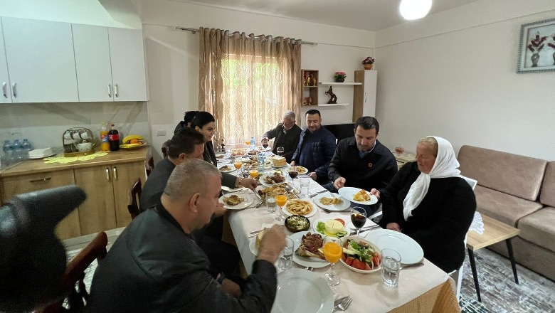 Veliaj feston Bajramin me një nga familjet me shtëpi të rindërtuar: Mirënjohës për këdo ka ndihmuar një familje në vështirësi