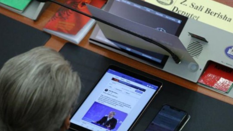 Zelensky flet në parlament për luftën në Ukrainë, Berisha kapet ‘mat’ duke parë statuset e tij në Facebook 