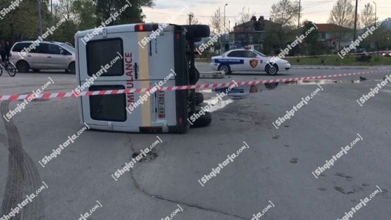 Aksident në Korçë, ambulanca përplaset me një automjet dhe përmbyset në rrugë (VIDEO)