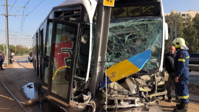 Humbi kontrollin shoferi, aksidentohet autobusi në Greqi, ‘ngulet’ në shtyllë (FOTO)