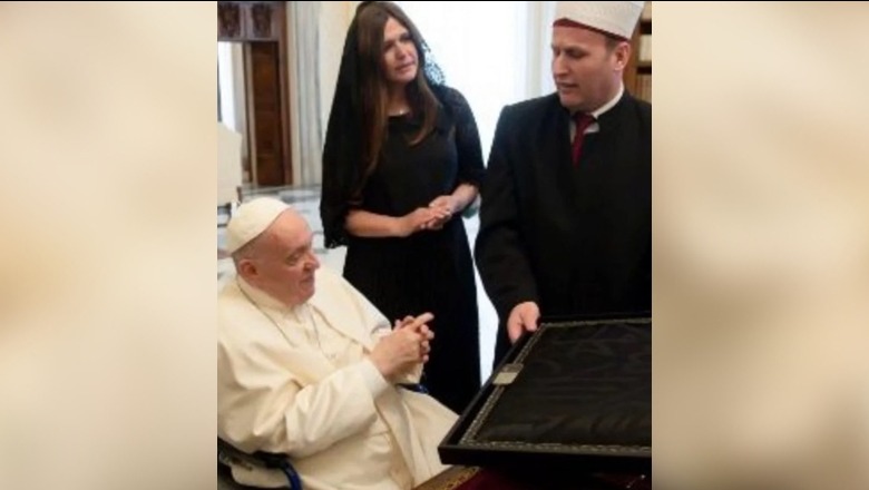 Kreu i Komunitetit Mysliman Bujar Spahiu takon Papa Françeskun në Vatikan, dhurata simbolike që kishte për Atin e Shenjtë