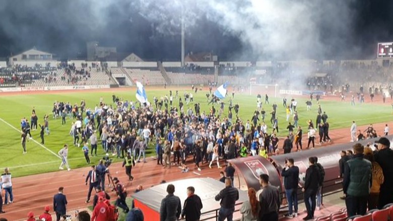 Tirana fiton derbin dhe shpallet matematikisht kampione! Tifozët e Partizanit thyejnë stolat e stadiumit, e hedhin shishe në fushë (VIDEO)