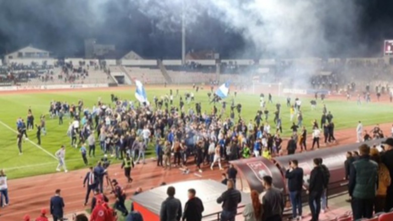 Thyen stolat e stadiumit ‘Elbasan Arena’, pas ndeshjes Partizani-Tirana, arrestohen dy tifozët e Partizanit