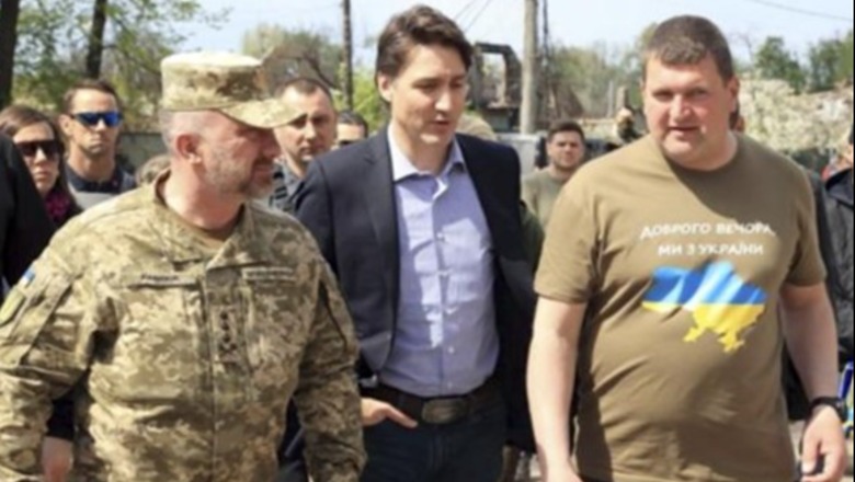 Kryeministri kanadez vizitë surprizë në Irpin, takon kryebashkiakun