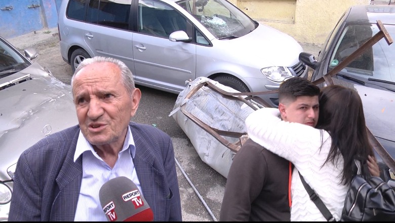 Tiranë/ Bie depozita nga tarraca e pallatit, shkatërrohen 3 makina! Shoferi shpërthen në lot kur sheh dëmin! Pronari i shtëpisë: Jam pensionist, s'kam para t'i dëmshpërblej (VIDEO)