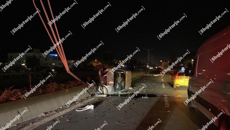 Aksident në autostradën Tiranë-Durrës, makina humb kontrollin dhe përfundon në anën tjetër të rrugës! Dy të plagosur