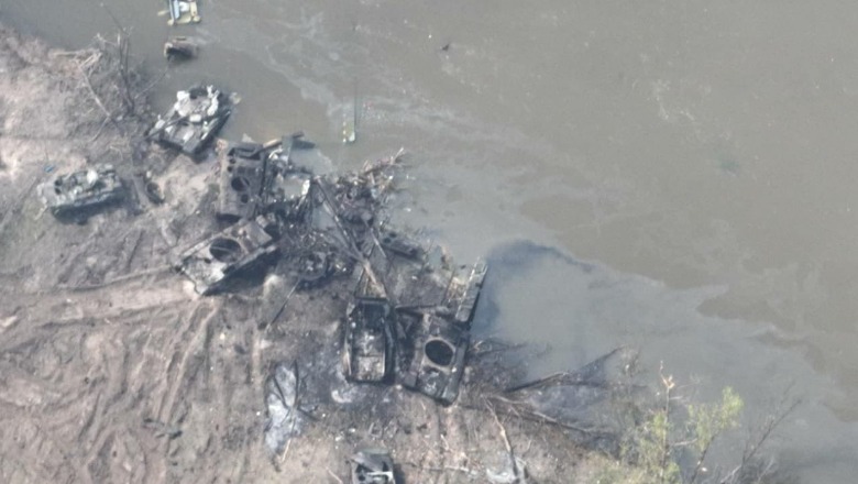 Pamjet/ Beteja e Urave, ukrainasit shkatërrojnë makina ushtarake ruse, disa përfundojnë në lumë
