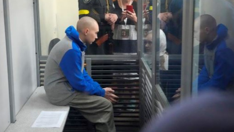 (Foto) Ushtari rus që akuzohet për krime lufte mbërrin në Gjykatë