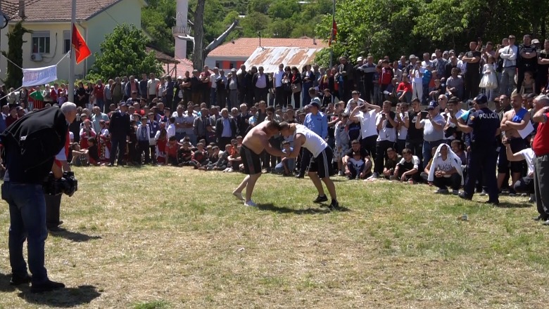 Tradita e mundjes mbledh qindra persona në Gollobordë, 26-vjeçari merr dashin e fituesit! Trajneri: Njerëzit u çmallën