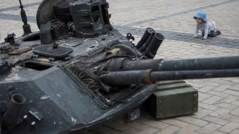 Tanket ruse të shkatërruara ekspozohen në Kiev