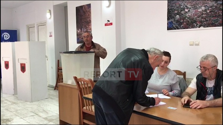 Komunistët e PD paradite bëjnë show në Spaç e pasdite në radhë për të votuar njësoj si për Enverin dikur