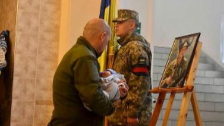 E trishtë, foshnja dy muajshe merr pjesë në funeralin e babait të vrarë nga forcat ruse në Ukrainë