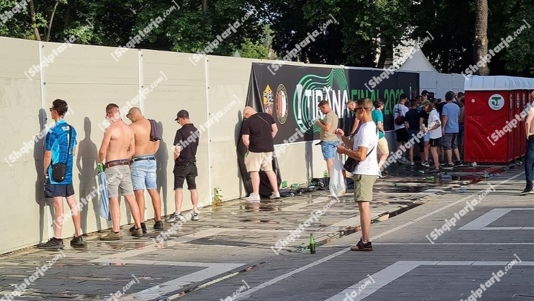 E turpshme/ Tifozët e Feyenoord urinojnë në mes të rrugës, vetëm 3 metra më tutje janë tualetet publike (FOTOLAJM)