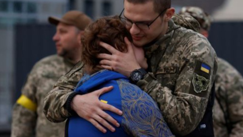 Foto emocionuese, çifti ukrainas duke i dhënë ‘lamtumirën’ njëri-tjetrit para se i riu të shkojë në vijën e parë në luftë