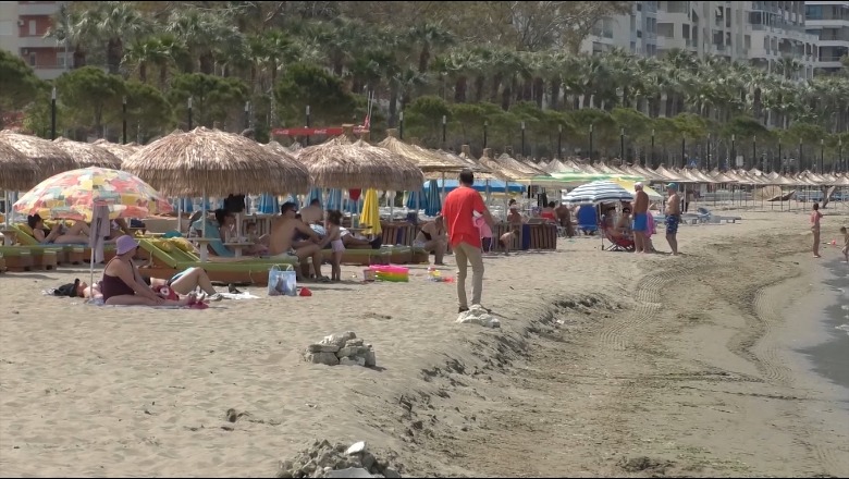 Plazhi plot me pushues por në bregdetin e Vlorës nuk ka vrojtues! Ekspertja: Trajnohen vetë pronarët, nuk rri njeri në vendin e punës