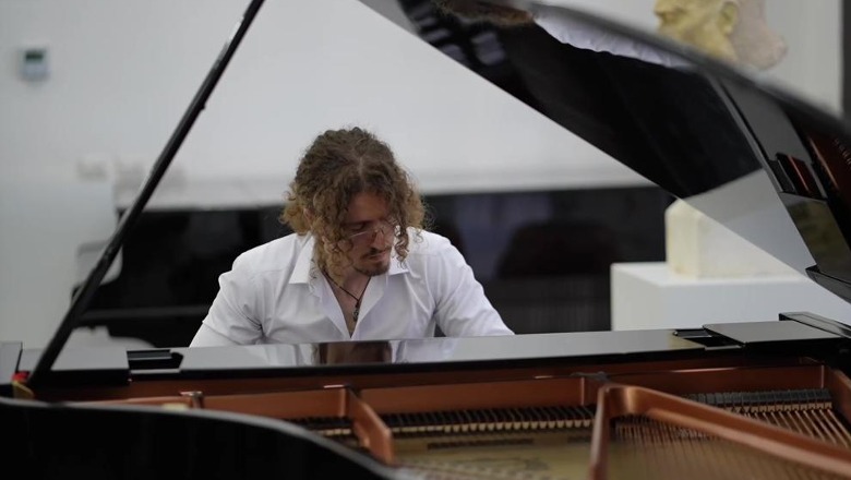 Studenti 20-vjeçar Erli Lila - koncert recital në piano me krijimet e tij