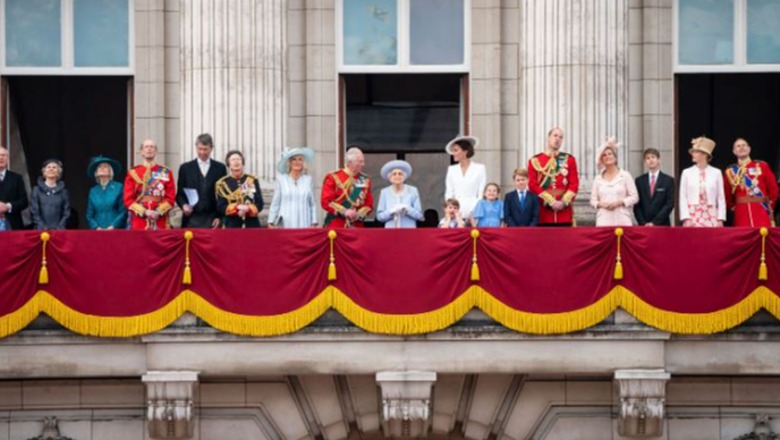 Familja mbretërore shfaqet në ballkonin e Pallatit Buckingham për të shijuar shfaqjen që dhurojnë avionët në qiell, mungojnë Harry dhe Meghan