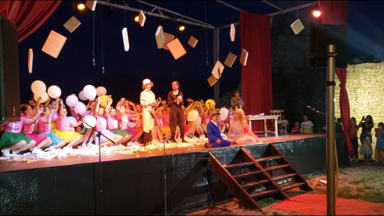 Berat/ Çelet festivali i Teatrit '1 mbi 1 dritaret'! 10 trupa të teatrit të fëmijë do të performojnë në 10 net