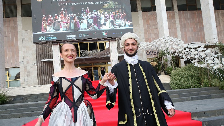 'Ballo me Maska' në Tiranë, artistët shqiptarë e të huaj bëjnë sfilatë me veshje skenike
