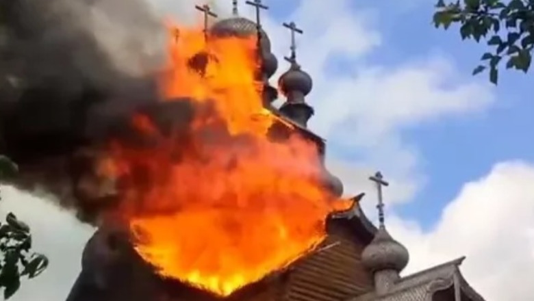 Bombardohet nga ushtria ruse kisha historike e vitit 1526 në Donetsk! Moska: Ishin ukrainasit ata që i  vunë zjarrin