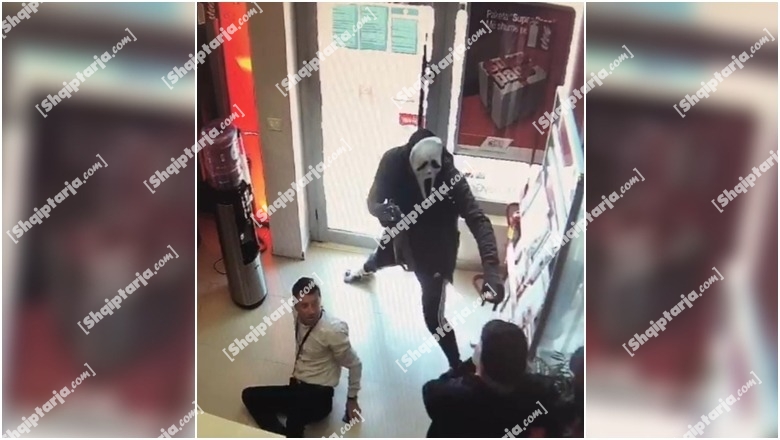 FOTOT nga grabitja e bankës në Koplik, autori me maskën e ‘Scary Movie’ e me armë, mban peng rojën e sigurisë