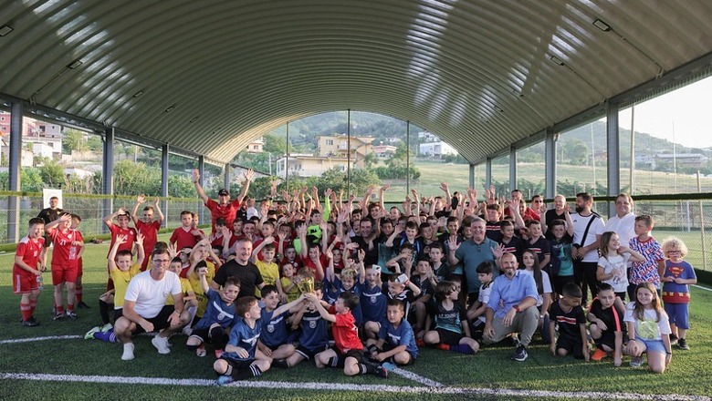 Përurohen fushat e reja të futbollit në Kombinat, Veliaj: Pavarësisht bindjeve politike, të punojmë bashkë që Tirana të ecë përpara