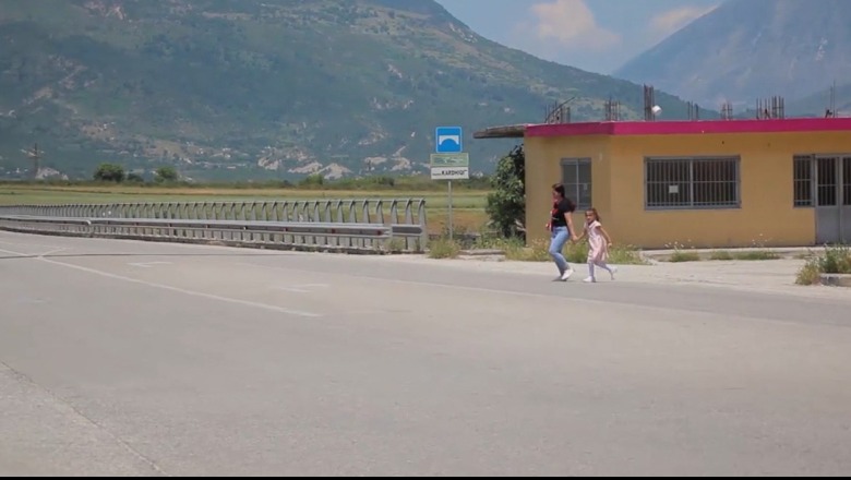 Rreth 120 nxënës rrezikojnë jetën rrugës për në shkollë, në mungesë të mbikalimit detyrohen të kalojnë përmes aksit nacional Gjirokastër-Tepelenë 