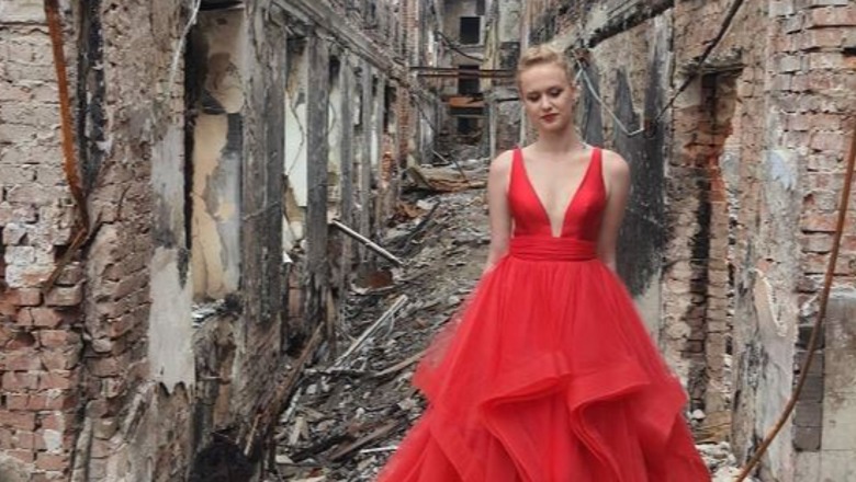 ‘Me një fustan të kuq që flakëron si një plagës në mes të rrënojave...’, maturantja ukrainase viziton shkollën e rrënuar ku do të diplomohej