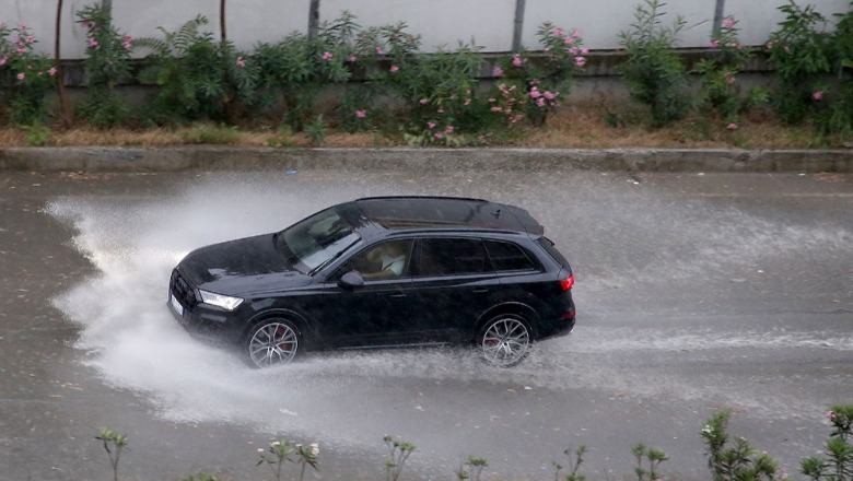 Rekord reshjesh në Tiranë, shiu i 2 muajve ra për 30 minuta sot në rrugët e kryeqytetit