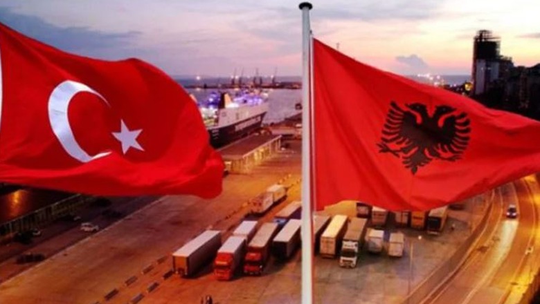 Ministria e Jashtme jep lajmin e mirë për shqiptarët që udhëtojnë drejt shtetit turk! Turqia heq të gjitha kufizimet e lëvizjes