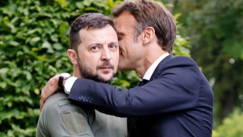 Një përqafim miqësor dhe disa fjalë në vesh, fotoja e Zelenskyt dhe Macron po bën xhiron e rrjetit