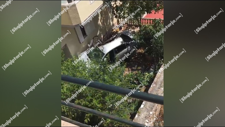 Aksident i rëndë në Sarandë/ Makina del nga rruga dhe përfundon në oborrin e një shtëpie, plagosen 2 të rinj (VIDEO)