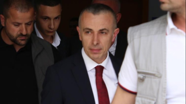 Prokurori Arjan Ndoja kërkon rikthimin, do marrë 75% të pagës, u shkarkua për lidhje me krimin dhe implikime të rënda, mister 200 mijë m2 prona në Durrës