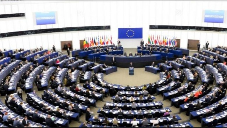 Parlamenti Evropian miraton raportin e KE-së për t’i dhënë menjëherë statusin e vendit kandidat Ukrainës dhe Ukrainës