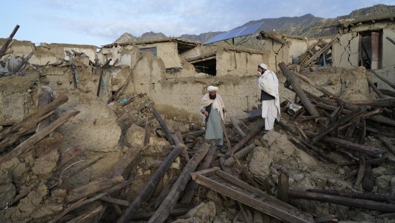 Me mure të shkatërruara dhe në zi buke, afganët varrosin viktimat e tërmetit të tmerrshëm! Mes tyre fëmijë e foshnje