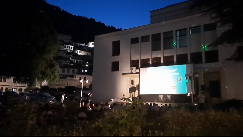 “Open Cinema”, festa e filmit zbret në qytetin e Beratit! Kinemaja shëtitëse rikthen jetën kulturore në qytetin 2400 vjeçar